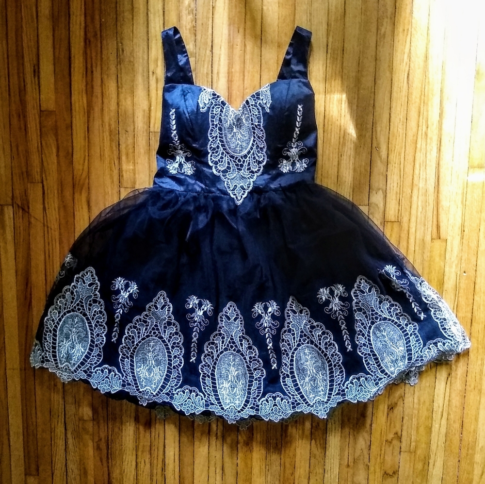 ✨stunning✨ lace and tulle dress w/ built in bra